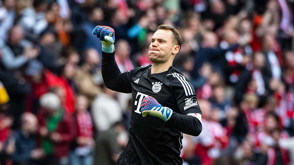 Manuel Neuer bejubelt eine Tor des FC Bayern
