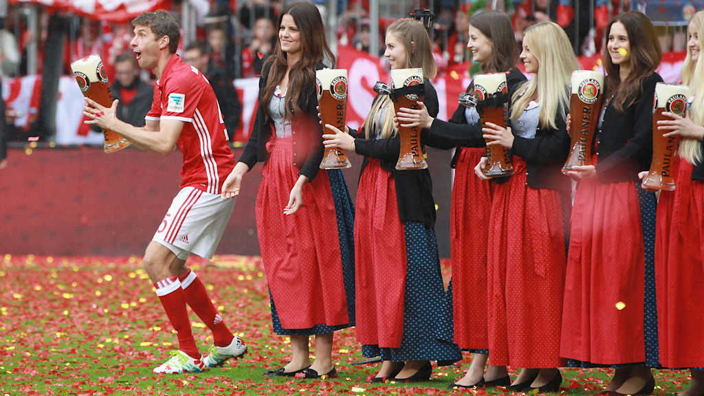 Thomas Müller ducha cervezas FC Bayern Allianz Arena.