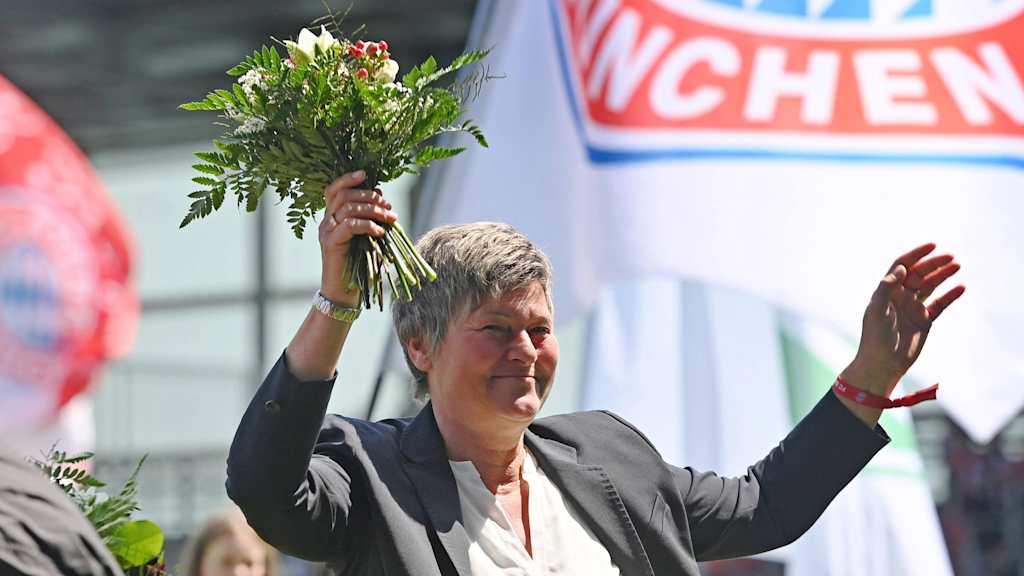 Karin Danner wurde nach 28 Jahren von den FC Bayern Frauen verabschiedet.