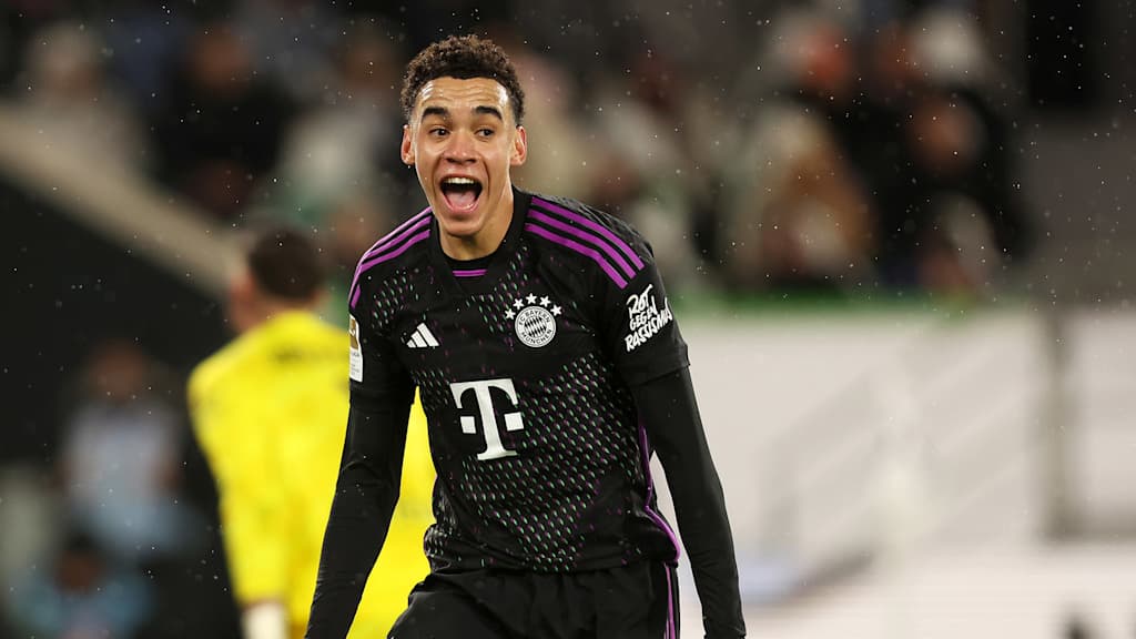 Jamal Musiala jubelt über sein Kopfballtor gegen den VfL Wolfsburg.