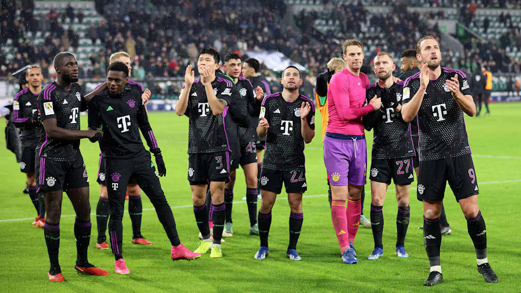 Bayern-Spieler danken den Fans in der Kurve nach dem 2:1 in Wolfsburg.
