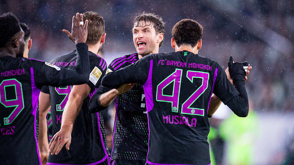Thomas Müller bejubelt in Wolfsburg ein Tor mit den Teamkollegen vom FC Bayern.