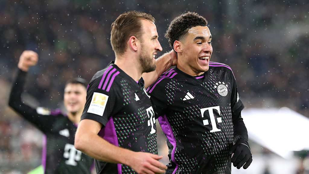 Die Torschützen des FC Bayern beim 2:1 in Wolfsburg Harry Kane und Jamal Musiala jubeln gemeinsam.