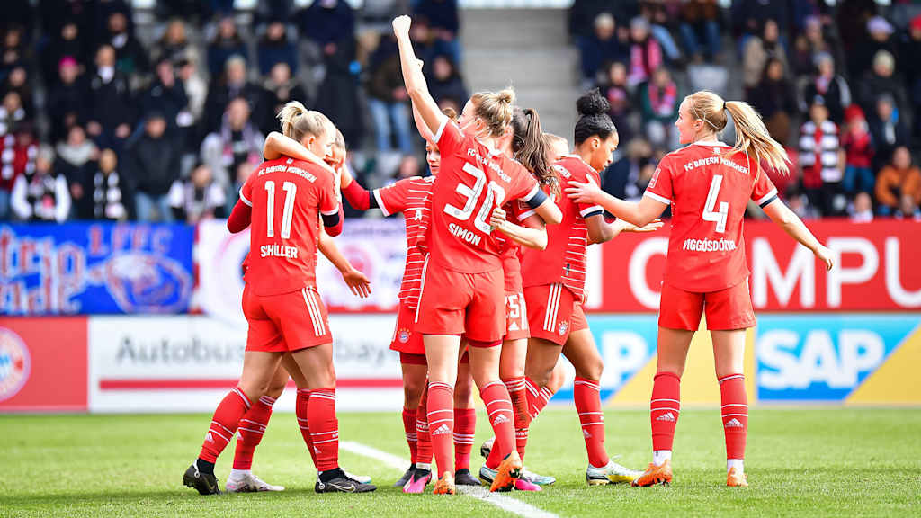 Die FC Bayern Frauen bejubeln den Heimsieg über Eintracht Frankfurt.