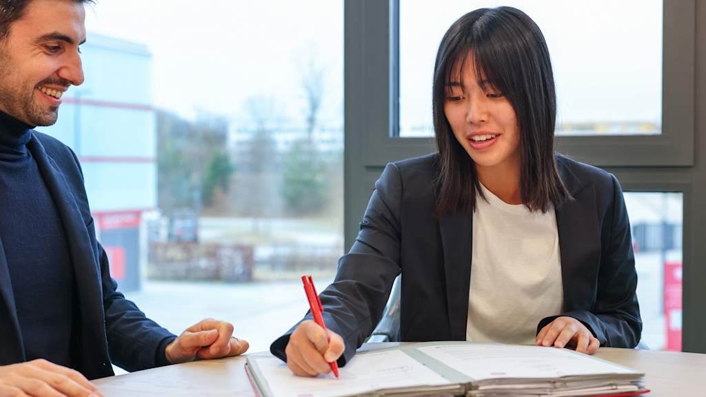 Momoko Tanikawa bei der Vertragsunterzeichnung