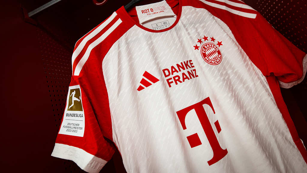 FC Bayern's jersey with 'Danke Franz'