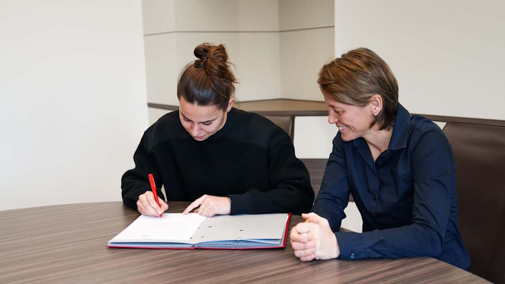Lena Oberdorf und Bianca Rech bei der Vertragsunterzeichnung an der Saebener Straße.