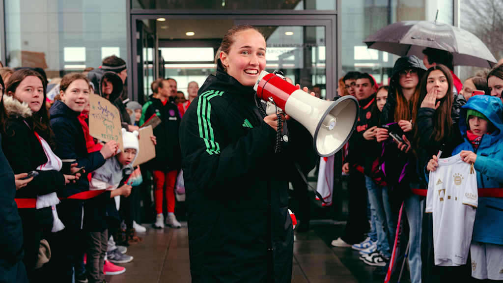 Sydney Lohmann announces her contract extension to fans