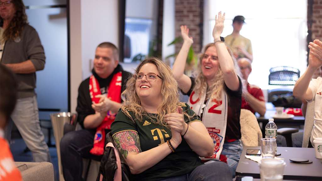 The fans in the USA watched FC Bayern's Bundesliga match in Darmstadt at a joint watch party.