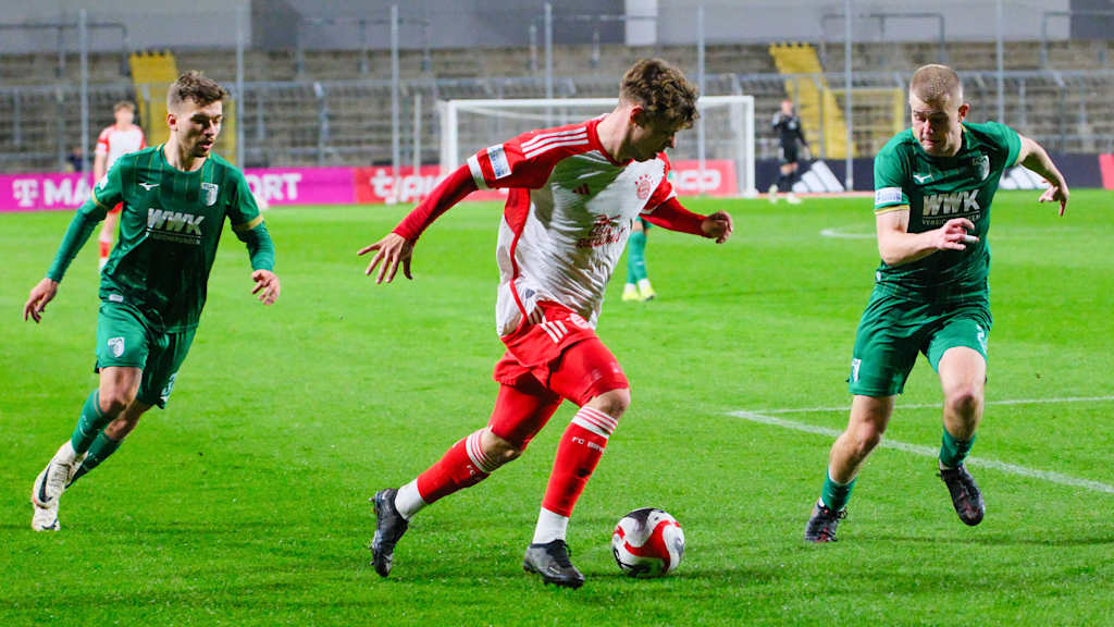 Max Wagner von den FC Bayern Amateuren im Zweikampf