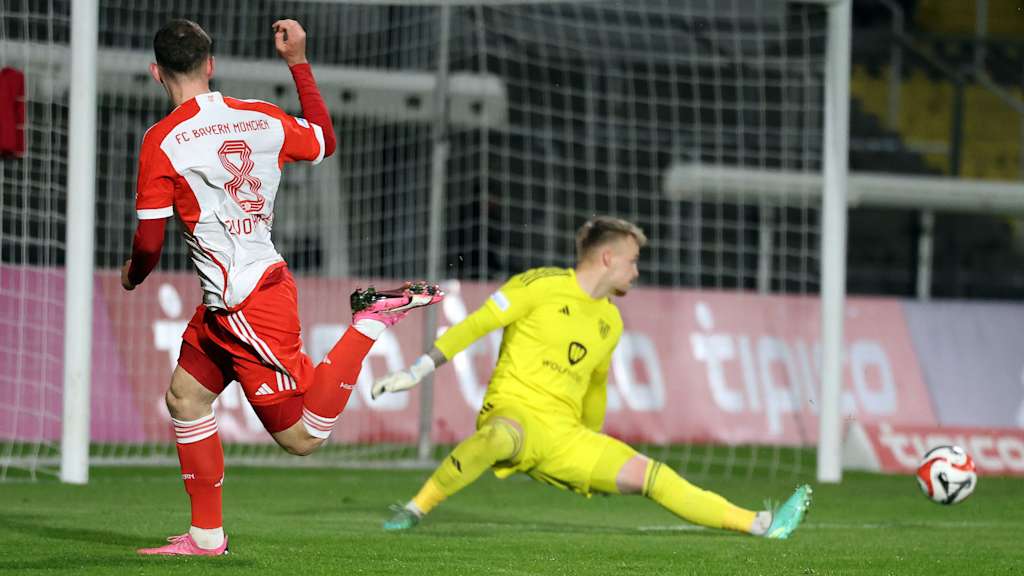 Lovro Zvonarek von den FC Bayern Amateuren schießt ein Tor