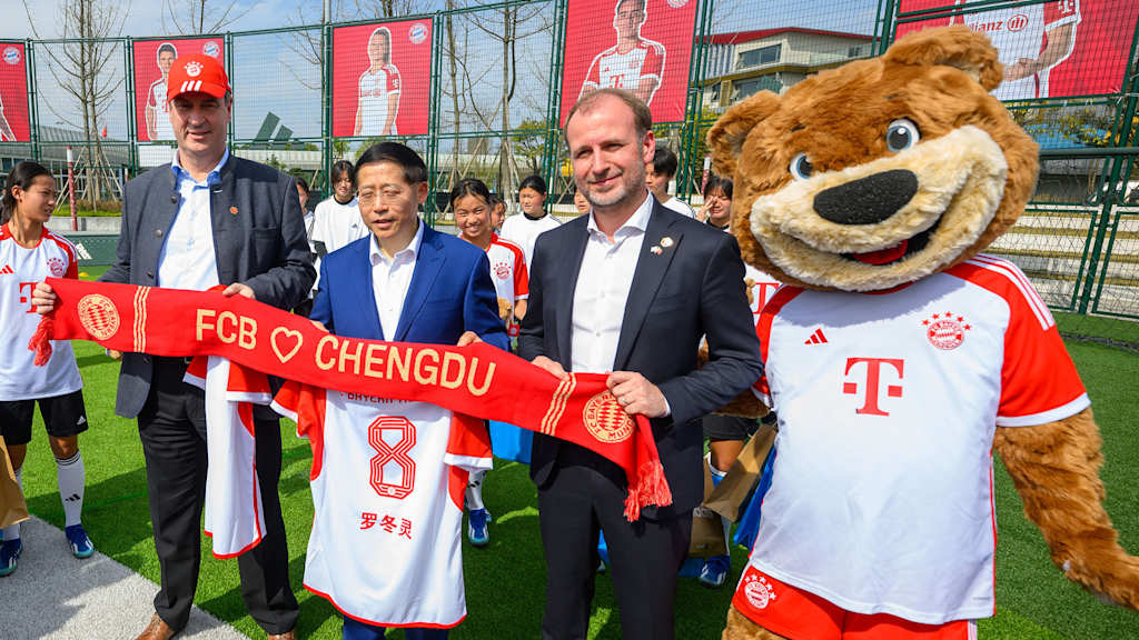 Der Bayerische Ministerpräsident Markus Söder im Trainingscamp des FC Bayern in Chengdu.
