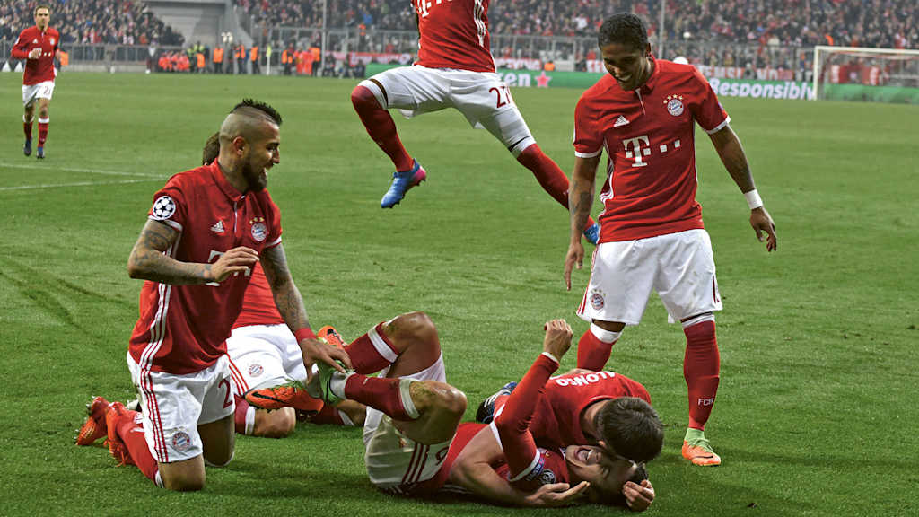 Arturo Vidal y Douglas Costa del FC Bayern