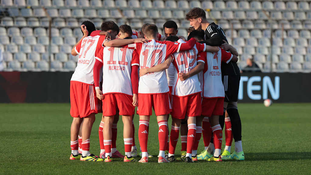 Die FC Bayern Amateure vor dem Spiel gegen den TSV Aubstadt