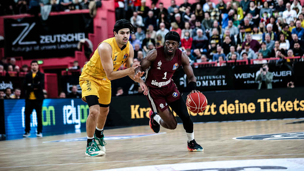 Sylvain Francisco vom FCBB im Duell mit Erol Ersek von den Tigers Tübingen