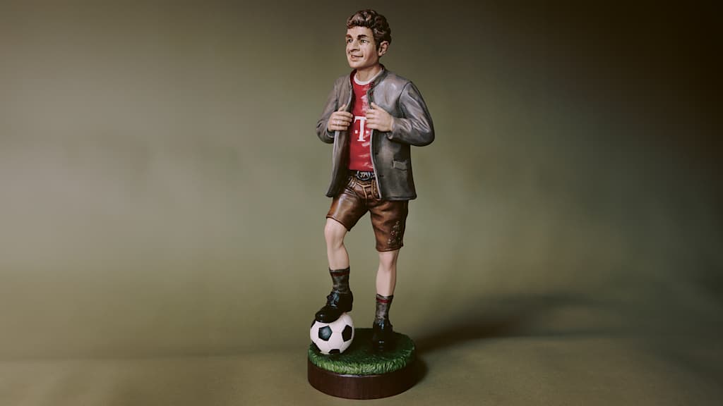 Patronus Bavariae: Thomas Müller als Holzfigur im FC Bayern Magazin 51