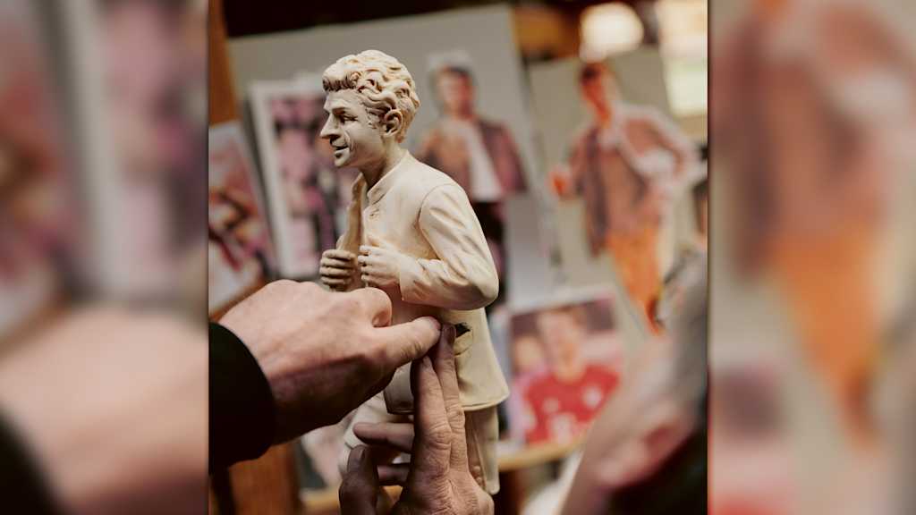Letzter Schliff: Nach zwei Wochen Schnitzarbeit bringt Reichart die Figur zum Fassmaler.