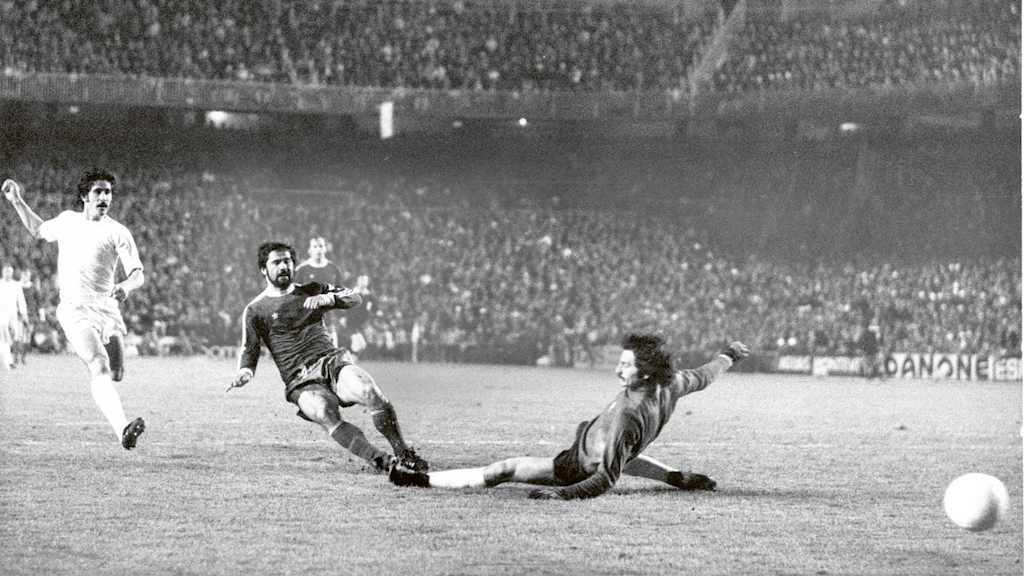 Gerd Müller put away a pass from ‘Bulle’ Roth to earn a 1-1 draw for Bayern in their European Cup semi-final first leg in 1976.