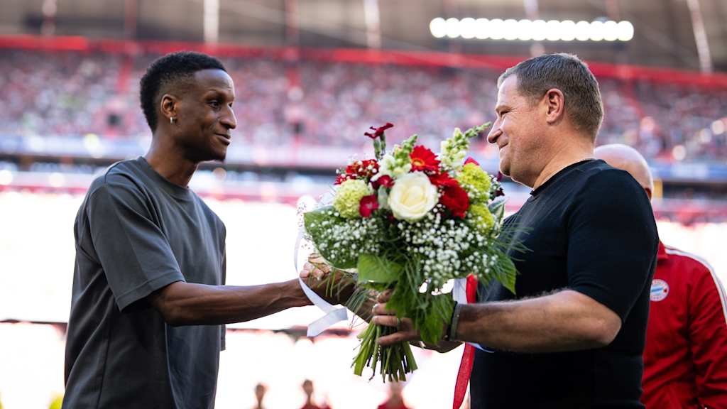Bouna Sarr wird vor dem Bundesliga-Duell FC Bayern gegen VfL Wolfsburg verabschiedet