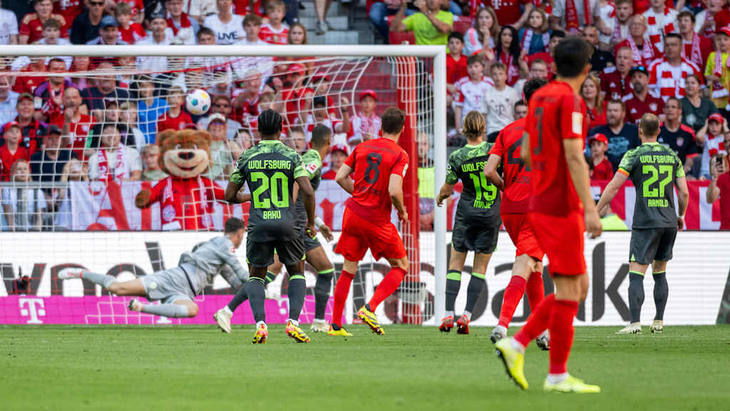 Spielszene aus dem Bundesliga-Duell FC Bayern gegen VfL Wolfsburg