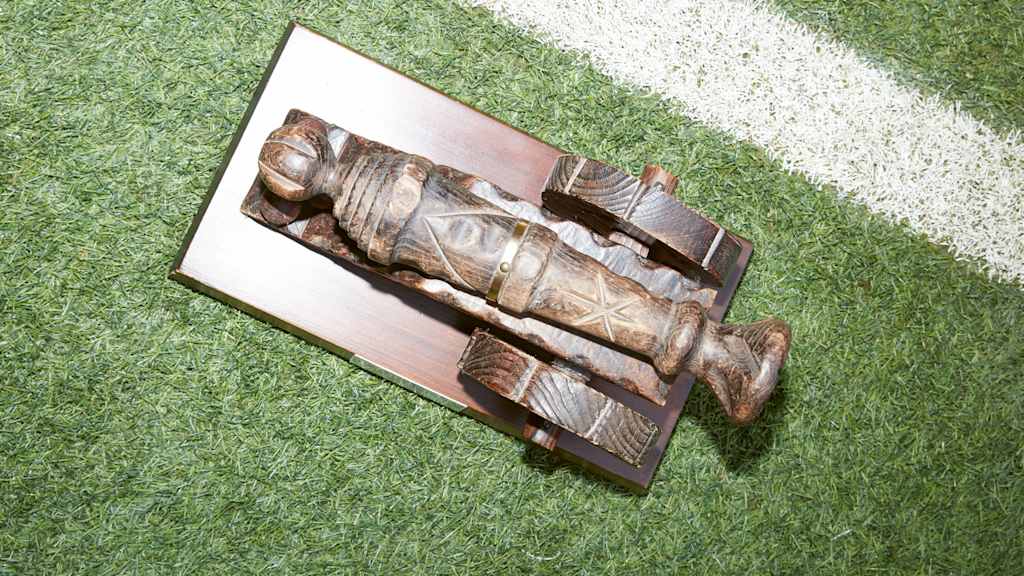 Herrlich verziert und komplett aus Holz: Die Torjägerkanone von Karl-Heinz Rummenigge aus dem Jahr 1984.