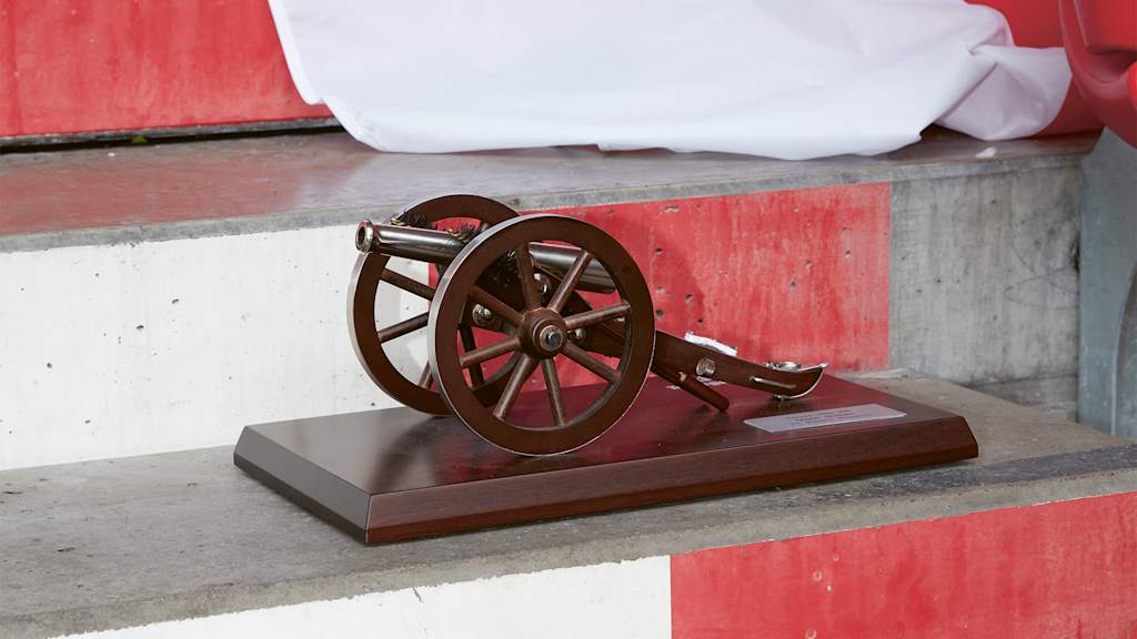 Diese Torjägerkanone erhielt Mario Gomez 2011 für 28 Saisontore.