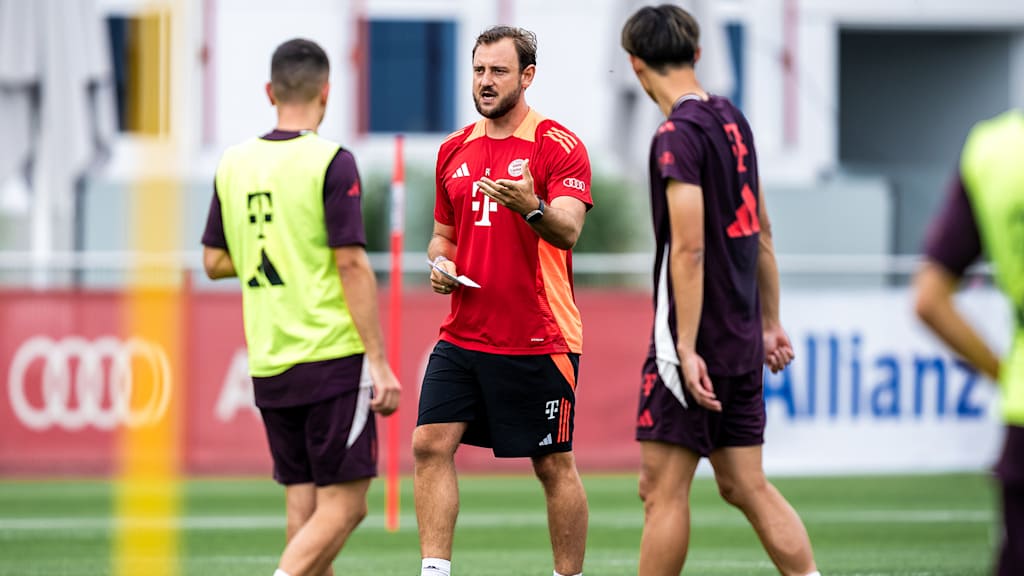 Assistant coach Rene Maric gives instructions in FC Bayern training.