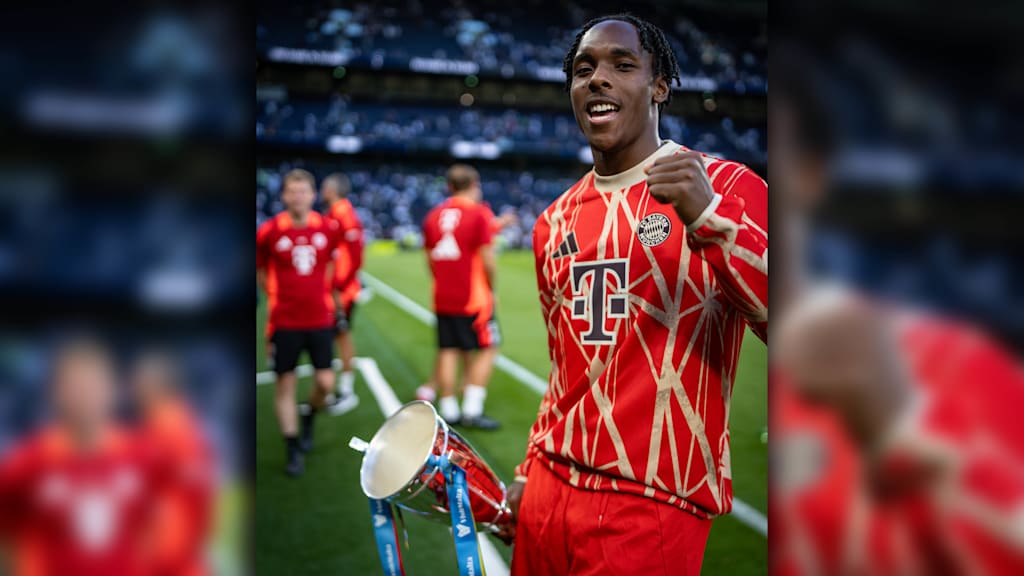 Mathys Tel hat den ersten Pokal der Sommervorbereitung in den Händen - am Saisonende sollen weitere folgen.