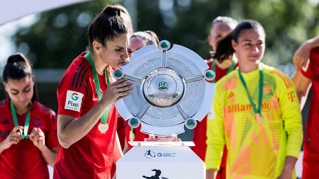 Jovana Damnjanović kisses the Meisterschale after the final game of last season against TSG Hoffenheim.
