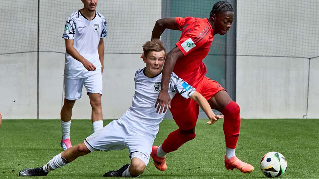 Chris Afanou von der FC Bayern U17 im Zweikampf.