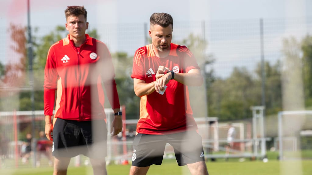 Trainer Alexander Moj im Training der U15 am FC Bayern Campus.