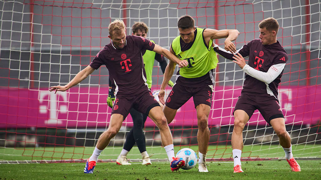 Zweikampf im FC Bayern-Training zwischen Konrad Laimer und Joao Palhinha
