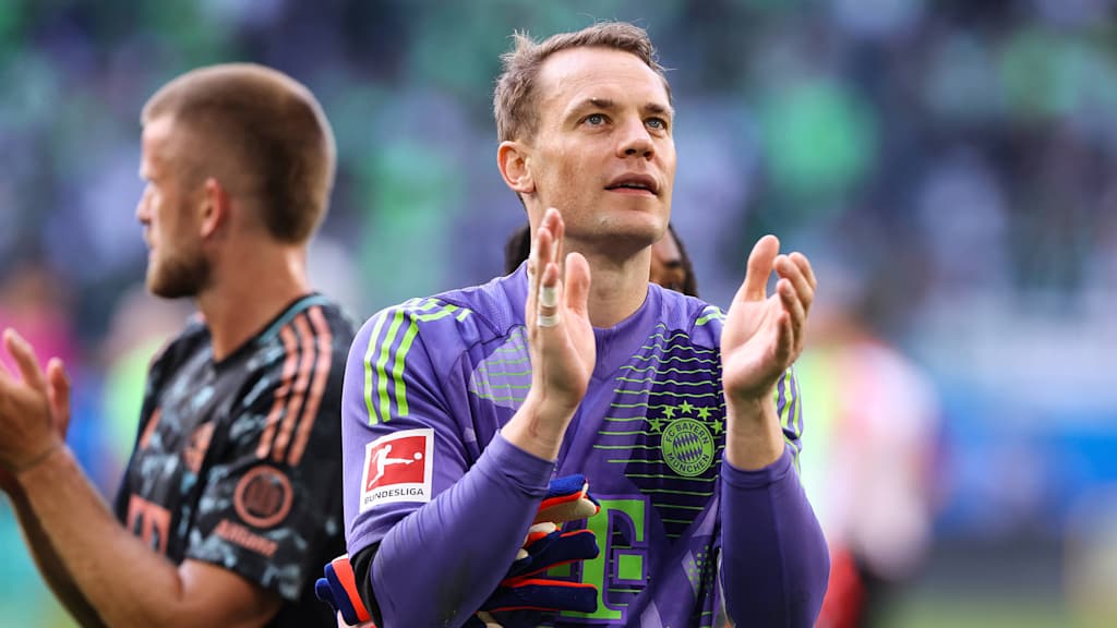 Manuel Neuer klatscht zu den Fans des FC Bayern