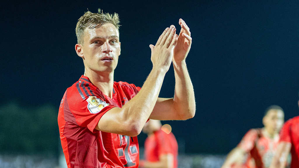 Joshua Kimmich klatscht zu den Fans des FC Bayern