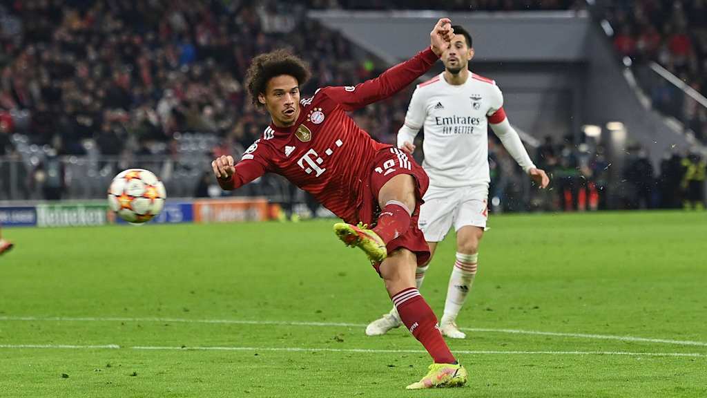 Leroy Sané beim Torabschluss im Champions League-Spiel des FC Bayern gegen Benfica Lissabon in der Allianz Arena.