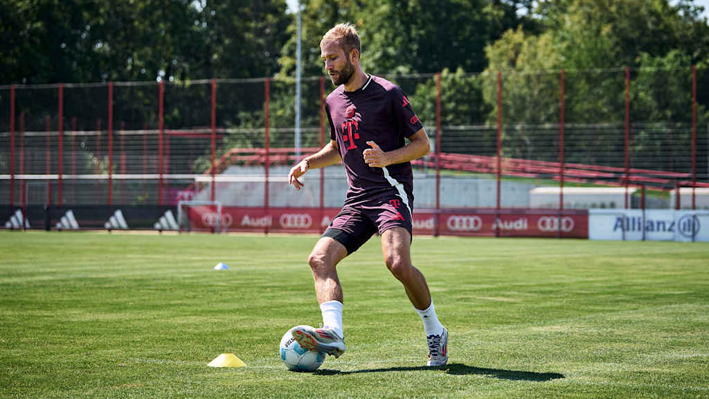 Konrad Laimer umdribbelt mit Ball am Fuß ein Hütchen auf dem Trainingsplatz des FC Bayern.