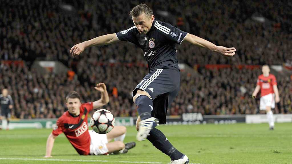 Ivica Olic schießt für den FC Bayern ein Tor gegen Manchester United.