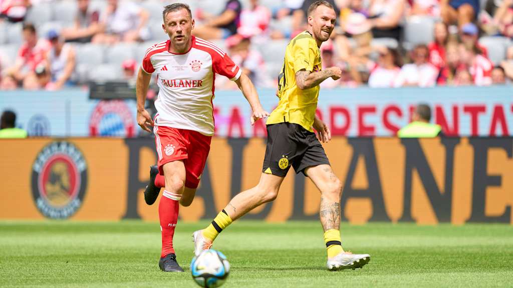 Ivica Olic sprintet im Legenden-Match FC Bayern gegen Dortmund einem Ball hinterher.