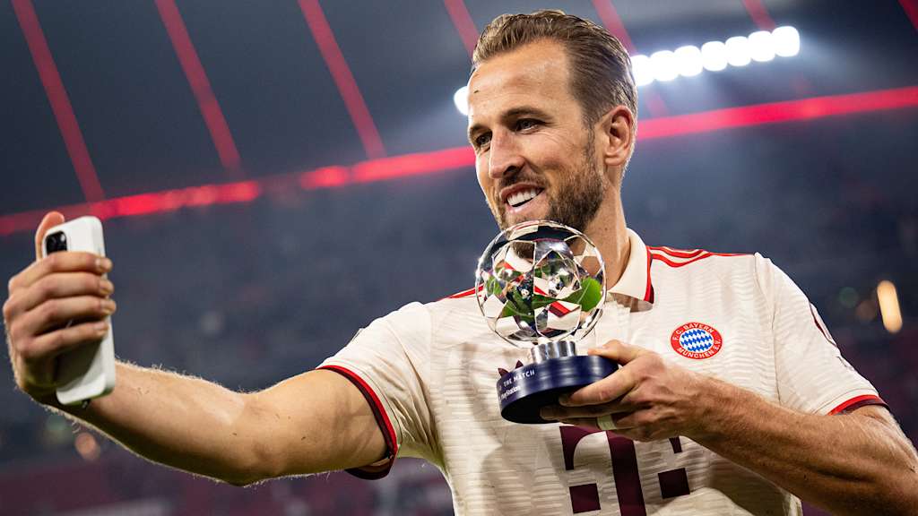 Harry Kane macht ein Selfie mit der Man of the Match Trophäe nach dem Spiel FC Bayern gegen GNK Dinamo Zagreb
