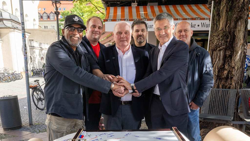 Uli Hoeneß und Herbert Hainer unterschreiben am Viktualienmarkt.