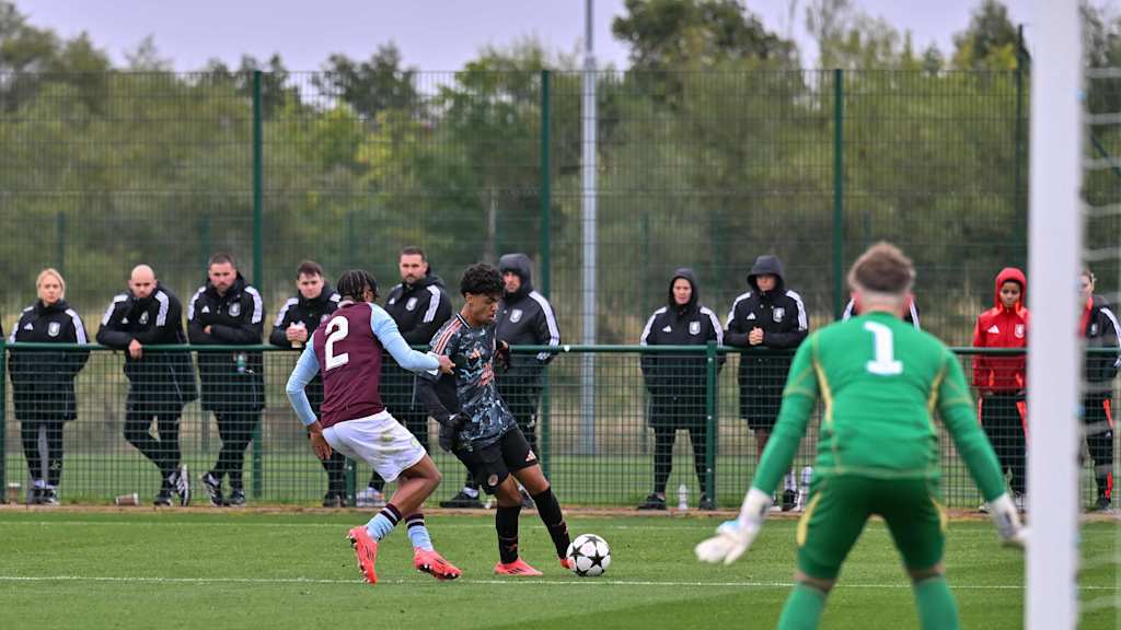 Adam Aznou im Spiel gegen Aston Villa.