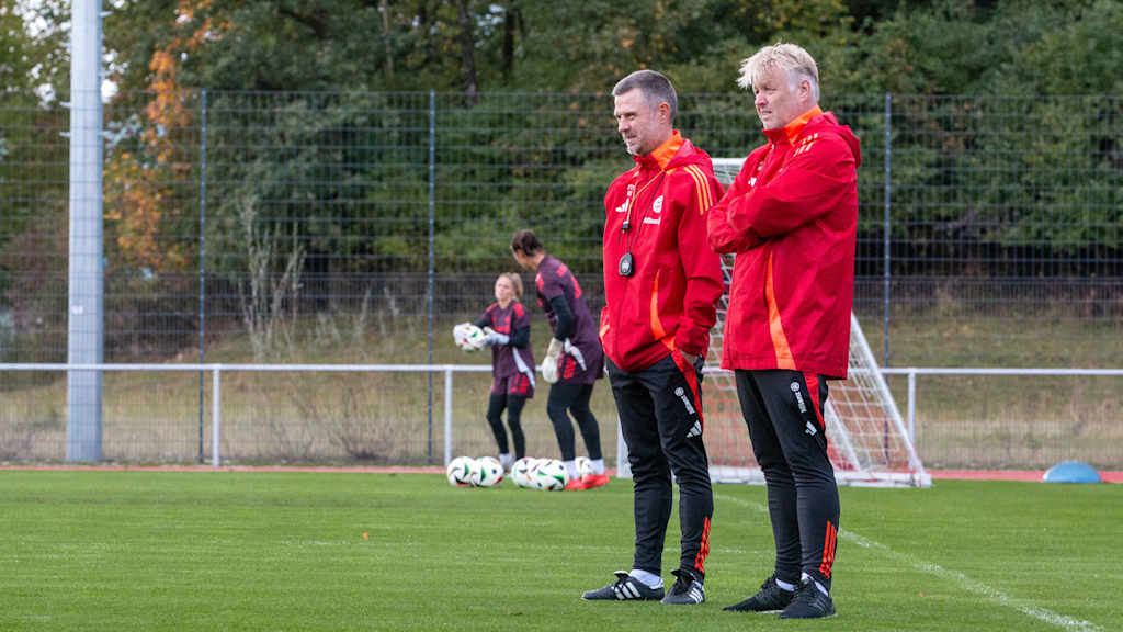 Cheftrainer Alexander Straus im Training der FC Bayern Frauen.