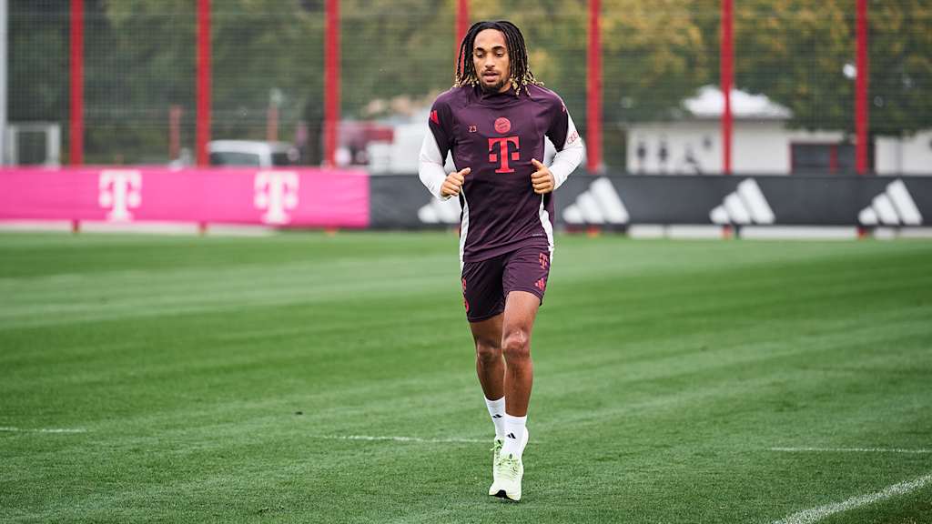 FC Bayern's Sacha Boey does a few laps around the training pitch at Säbener Straße.