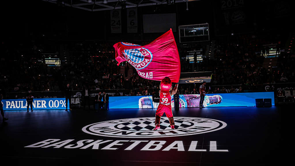 Ben mit einer FCBB Fahne auf dem LED Glasboden im BMW Park