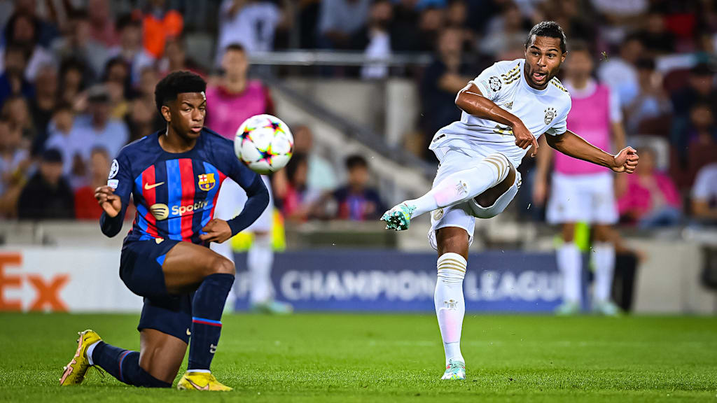 Serge Gnabry, del Bayern, dispara a la portería del Barcelona.