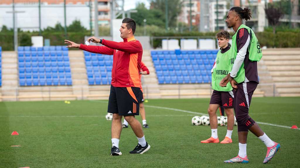 Peter Gaydarov im Training der FC Bayern U19.