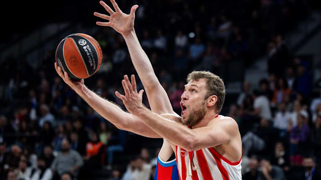 After a season in the NBA, Aleksandar Vezenkov returned to Olympiacos in the EuroLeague.