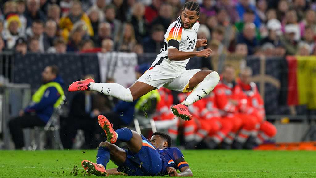 Serge Gnabry springt im Länderspiel der DFB-Auswahl gegen die Niederlande über seinen Gegenspieler