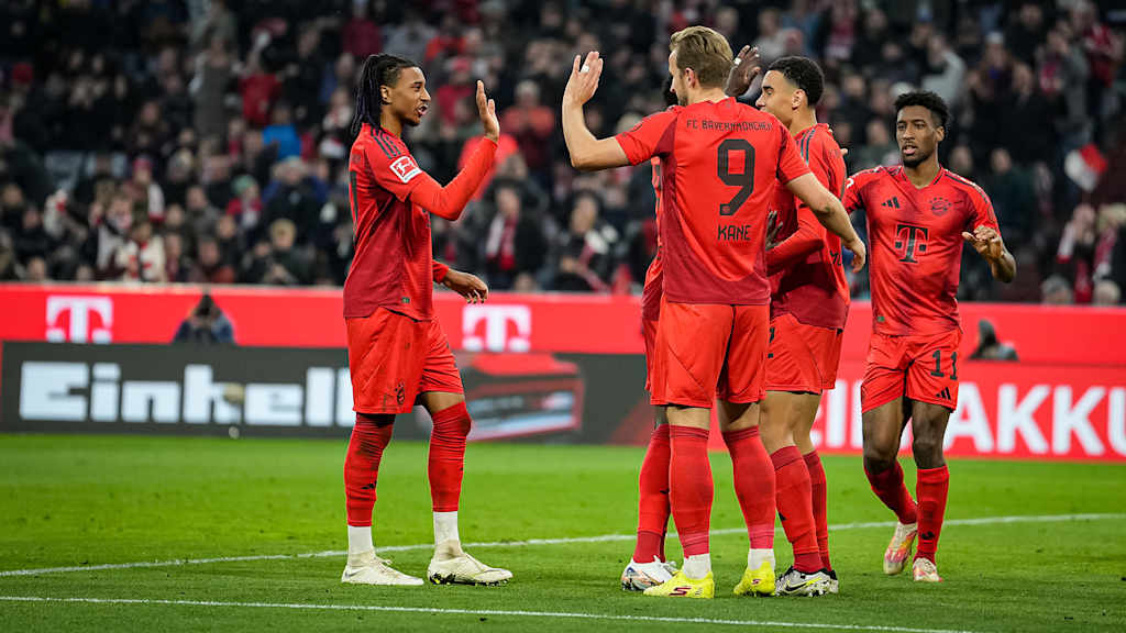 Michael Olise, Harry Kane und Kollegen klatschen sich nach einem Tor des FC Bayern gegen Union Berlin ab.