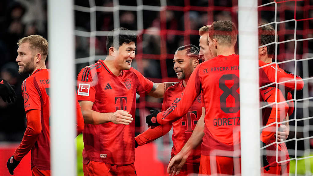 Minjae Kim celebra con Serge Gnabry y compañía contra el FC Augsburg.